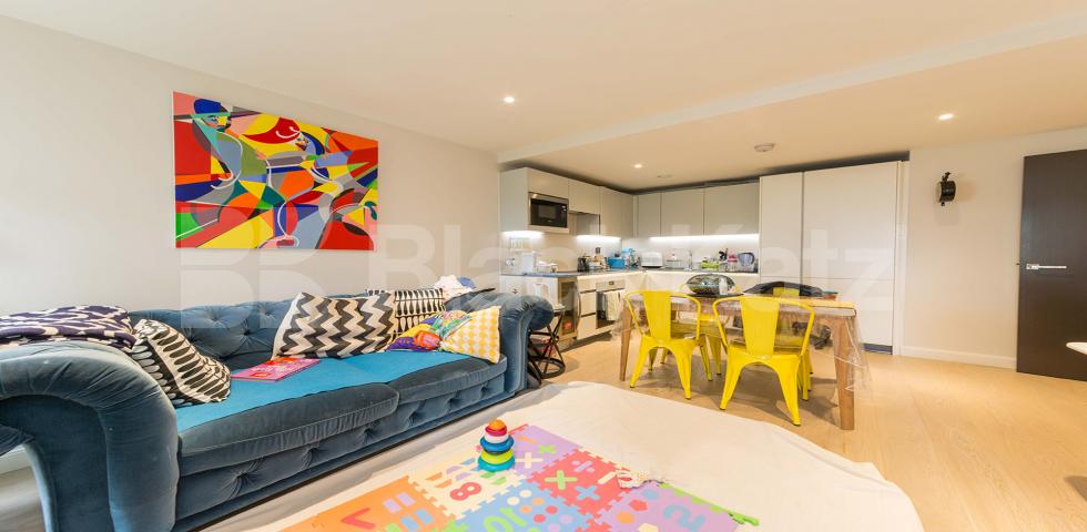 			NEW INSTRUCTION!, 2 Bedroom, 1 bath, 1 reception Apartment			 Wharf Road, ANGEL-OLD STREET